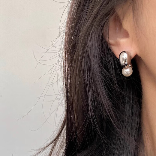 
Chaojin Zhou Saturday Fu Simple Pea Pearl Earrings 2025 New Style Niche Earrings for Women Geometric Niche Earrings Jindoudou Two-Wear Pearl Earrings 3291