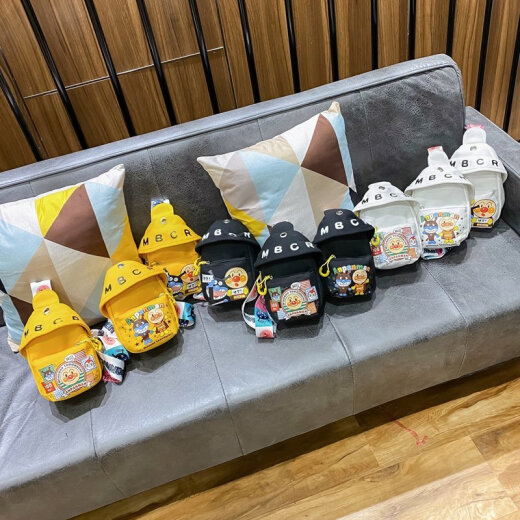 草原雕可爱儿童斜挎包新款卡通包包男女包包出门背包轻便百搭幼儿园书包 徽章黄