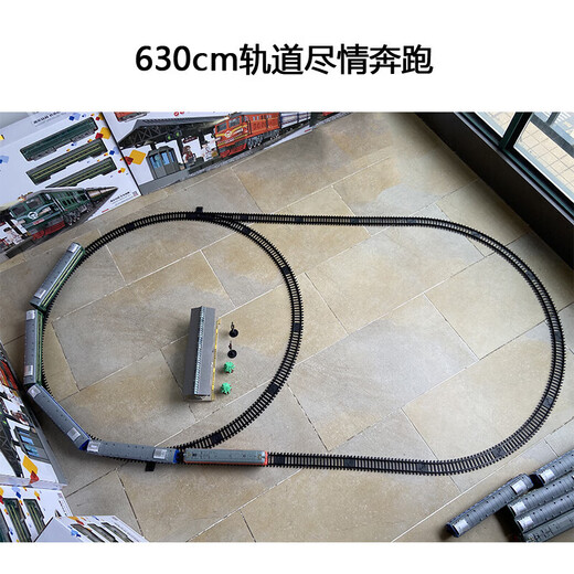 Aole télécommande train électrique jouet modèle piste ensemble cuir vert Dongfeng 4B moteur à combustion interne ouverture de porte avec lumière cadeau d'anniversaire télécommande orange + 2 bleus + 2 chariot vert + plate-forme + piste ensemble de batterie rechargeable