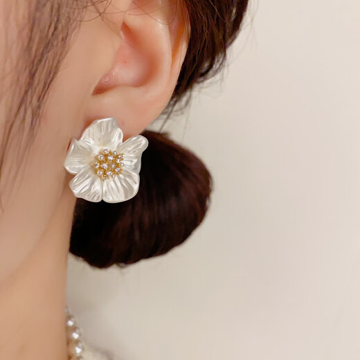 KASIYU2025 new white camellia flower artificial pearl earrings for women, gentle, white, elegant and elegant earrings, summer style earrings