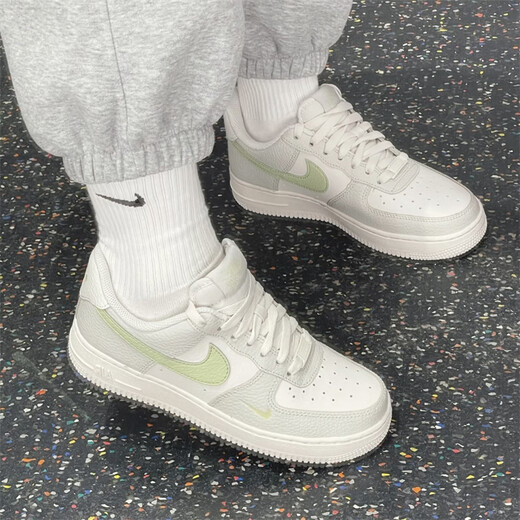 耐克（NIKE）Air Force 1 Mini Swoosh AF1女子全白金空军一号休闲运动板鞋 IB3881-001白绿 36 (225mm)