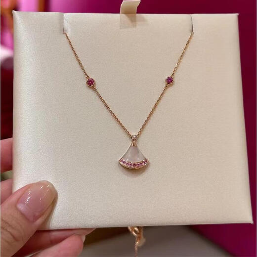 The same style as Fat Donglai selects the new Qixi Festival limited edition 18k rose gold pink sapphire white mother-of-pearl diamond fan-shaped new turquoise skirt necklace in rose K gold-pin