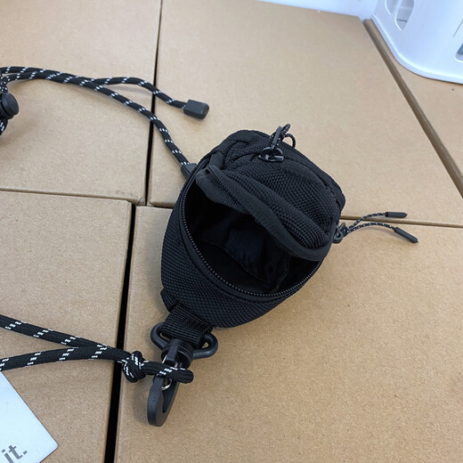 艾欣儿 网红迷你mini小挂包零钱包挂件钥匙包个性耳机包包小挎包单肩斜挎包男女士情侣随身轻便运动潮包 黑色