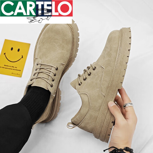 卡帝乐鳄鱼（CARTELO）新品春秋季男休闲皮鞋英伦风工装劳保工作宽脚大头马丁靴低帮皮靴 卡其 39 标准休闲鞋尺码