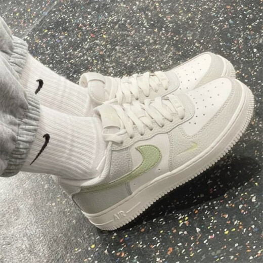 耐克（NIKE）Air Force 1 Mini Swoosh AF1女子全白金空军一号休闲运动板鞋 IB3881-001白绿 36 (225mm)
