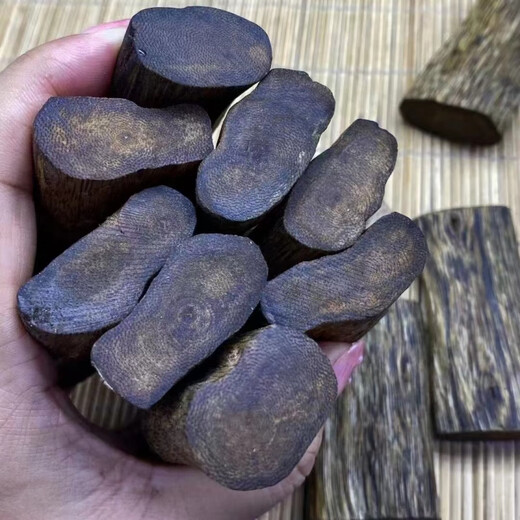 DL 1998 Fat Dong Lai, the same agarwood, Wu Shi brand, Qinan Ping An Wu Shi, old material, log, men and women, 99 Shen, price per gram, one thing, one shot, drilling + lanyard