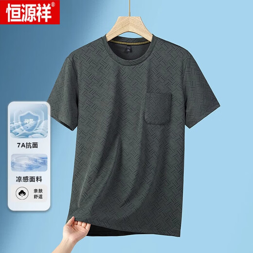 Hengyuanxiang (Hyx) Kurzärärtes T-Shirt für Männer 2025 Sommerrunde Halseis Seiden Neue Stil mittleren und älteren Männer losen Top-Taschen-Casual Wear S686 Military Green XL 130-150jin [Jin gleich 0,5 kg]