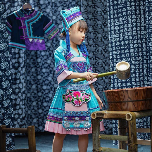 Jiepingya Vêtements ethniques minoritaires Guangxi 3 mars Enfants Zhuang Dance Jirt Girls and Girls 56 Boys Clothing Femmes 9898 Red Girls Suit avec une petite coiffure 110 cm Collection et Priorité d'achat