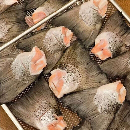 Baichan large size 10 pieces of dried fresh salmon tail pet snacks for dogs to grind their teeth, clean their teeth and supplement calcium to reward beautiful and shiny hair. 20 pieces of large fish tail (independent vacuum packaging)