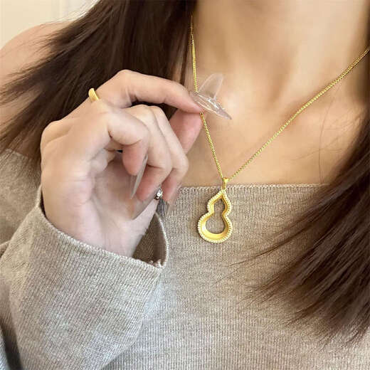 Jun Bu ancient method inheritance 18k gold hollow gourd pendant necklace women's fortune point diamond clavicle chain autumn and winter new accessories hollow gourd pendant + Chopin chain