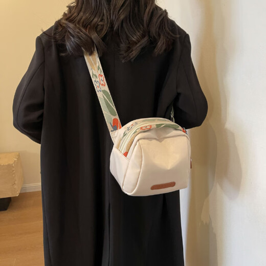 京赞斜挎包包贝壳包女牛津布防水斜挎包大容量新款休闲通勤单肩手机包 米色（送挂件）