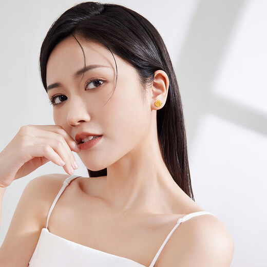 Zhou Sai Fu burst of flashing sugar cube gold earrings earrings for girls’ birthday gifts A0913173 one pair about 2.11g