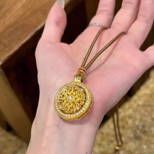 Xinshe Wei Xue's same style diamond-set gold eight-treasure compass necklace for women round pendant imitation sand gold 520 as a gift for your girlfriend Diamond-set eight-treasure compass necklace with exquisite gift box