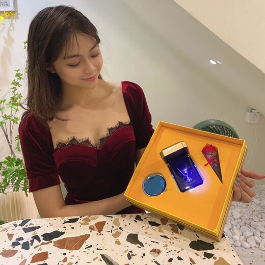 Ji Shizhe platinum platinum pt950 necklace for women, practical Chinese Valentine's Day birthday gift for girlfriend and wife. Platinum model - platinum necklace + Möbius strip pendant.