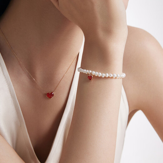 Chow Tai Fook ENZO Little Red Heart Series 18K Gold Carnelian Freshwater Bead Bracelet for Women EZV8385 EZV8385