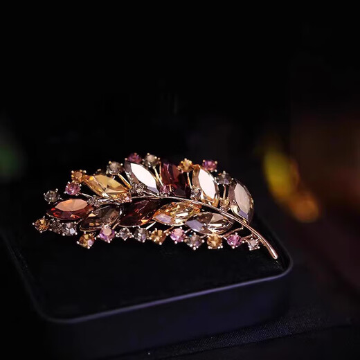Core luxury feather leaf brooch for women high-end exquisite fashion anti-exposure pin silk scarf buckle cheongsam dress corsage accessories bright future brooch