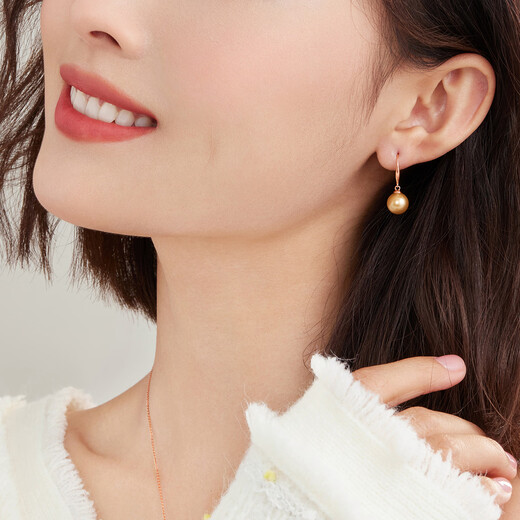 Lukfook Jewelry 18K gold glossy moon seawater pearl earrings gift earrings G04DSKE0033R total weight 2.72 grams