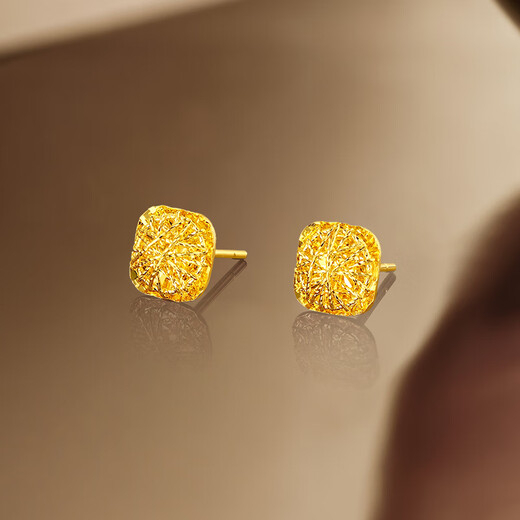 Zhou Sai Fu burst of flashing sugar cube gold earrings earrings for girls’ birthday gifts A0913173 one pair about 2.11g