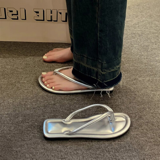 Belle tongs pour les femmes en été usinables à la mode 2025 Nouveau style coréen à glissade à plate