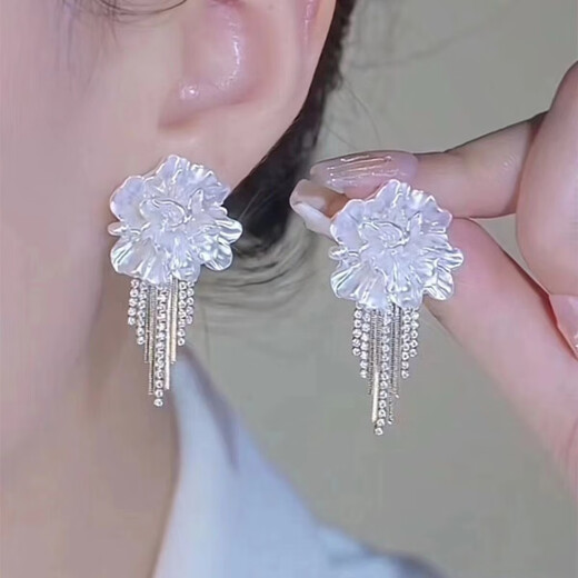 CAMPUSKINGLY Old Phoenix 999 sterling silver white camellia earrings are elegant, sparkling diamond tassel earrings and have a niche feel. 188# white camellia earrings are the same style.
