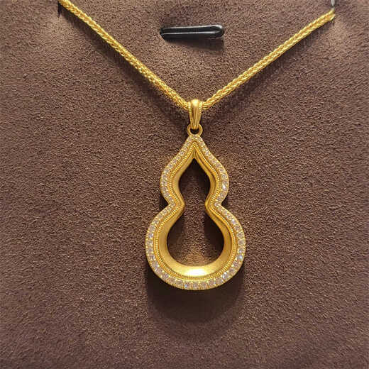 Jun Bu ancient method inheritance 18k gold hollow gourd pendant necklace women's fortune point diamond clavicle chain autumn and winter new accessories hollow gourd pendant + Chopin chain