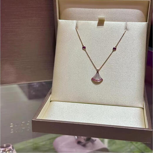 The same style as Fat Donglai selects the new Qixi Festival limited edition 18k rose gold pink sapphire white mother-of-pearl diamond fan-shaped new turquoise skirt necklace in rose K gold-pin