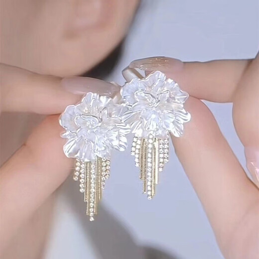 CAMPUSKINGLY Old Phoenix 999 sterling silver white camellia earrings are elegant, sparkling diamond tassel earrings and have a niche feel. 188# white camellia earrings are the same style.