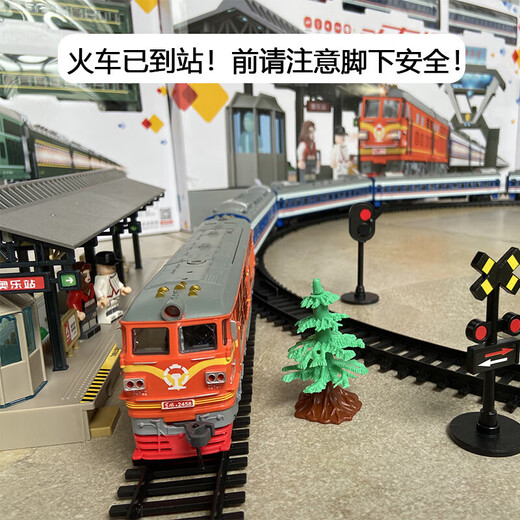 Aole télécommande train électrique jouet modèle piste ensemble cuir vert Dongfeng 4B moteur à combustion interne ouverture de porte avec lumière cadeau d'anniversaire télécommande orange + 2 bleus + 2 chariot vert + plate-forme + piste ensemble de batterie rechargeable