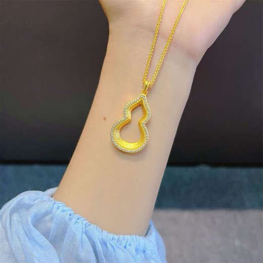 Jun Bu ancient method inheritance 18k gold hollow gourd pendant necklace women's fortune point diamond clavicle chain autumn and winter new accessories hollow gourd pendant + Chopin chain