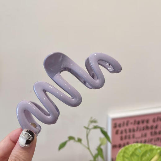 SAHANE Zuoyu's new cream-colored wavy line clip dopamine irregular hair clip simple design hair shark clip dopamine wave clip random one