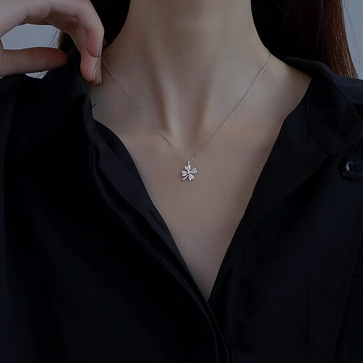 Chow Tai Sang four-leaf clover sterling silver necklace women's lucky pendant clavicle chain fashion jewelry 520 Valentine's Day white gold lettering + exquisite gift box