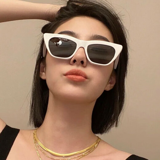 Dragon Legend European and American retro white frame cat eye sunglasses women's new style seaside sunscreen eyes square frame round face sunglasses white mirror cloth mirror bag