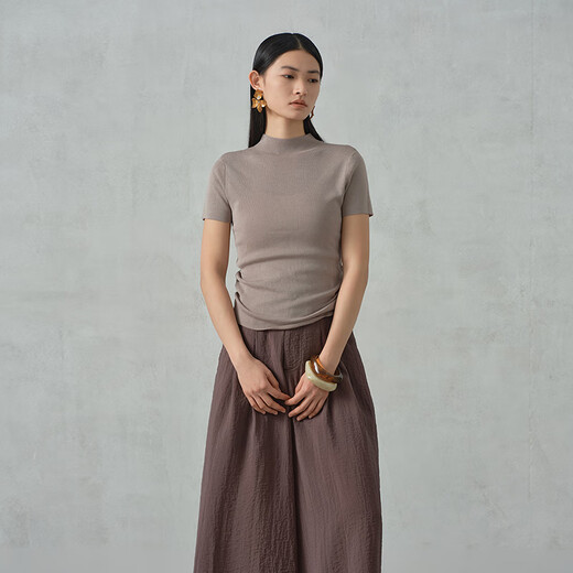 阿依莲【商场同款】半高领短袖针织衫女2025夏季新款修身显瘦别致上衣 冷萃棕 S