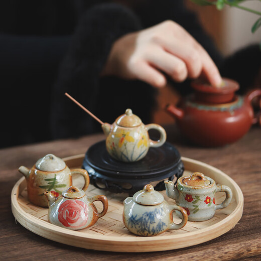 GIOIO Jingdezhen hand-painted ceramic mini pot with handle pot micro landscape small ornaments milk tea hand-pulled pot tea pet fingertip pot mini bamboo pot (random picture)