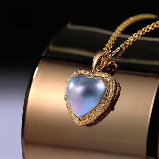 Liegrui Jewelry will make your heart beat. Starry sky blue seawater Mabei pearl pendant 18K gold inlaid with diamonds. Starry sky blue seawater Mabei pendant 18K gold inlaid with diamonds.