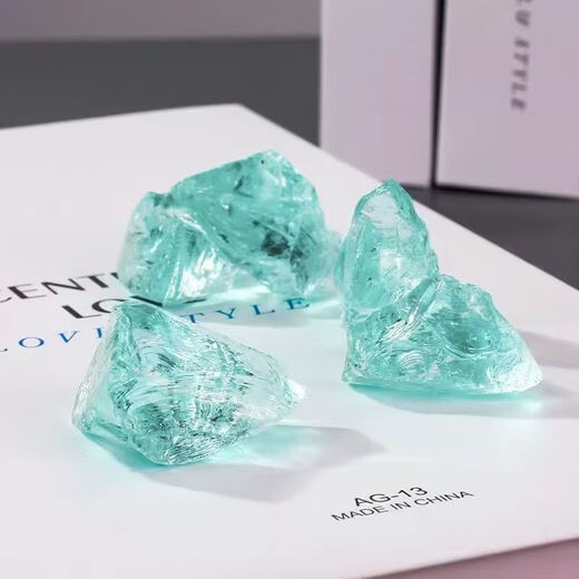 Runhuanian fish tank landscaping aquarium crystal pavement glacier ornaments ice blue wooden horse crystal stone bottom sand landscape glass decoration Internet celebrity glacier glass stone 1 Jin Jin is equal to 0.5 kg trial size ice blue stone 5-8 cm