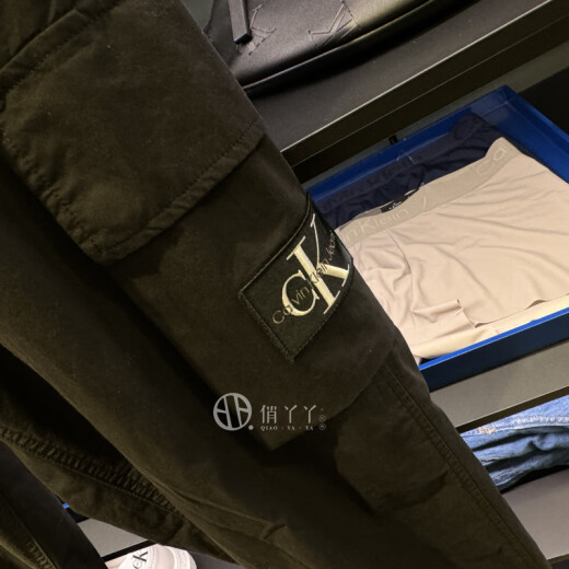 Calvin KleinCK Jeans24春夏新款男士经典绣标纽扣松紧腰工装休闲裤J325125 BEH-太空黑原价1390 S 均码