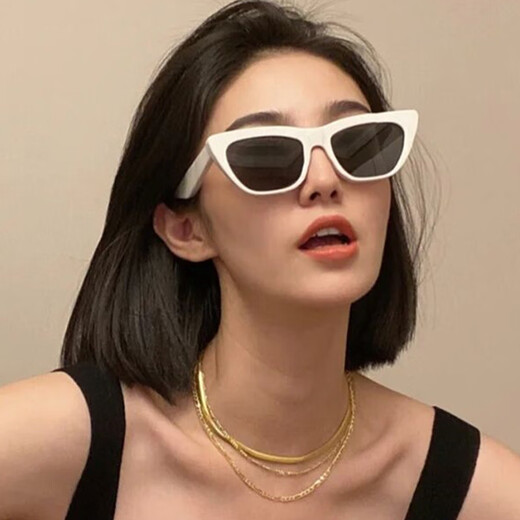 Dragon Legend European and American retro white frame cat eye sunglasses women's new style seaside sunscreen eyes square frame round face sunglasses white mirror cloth mirror bag