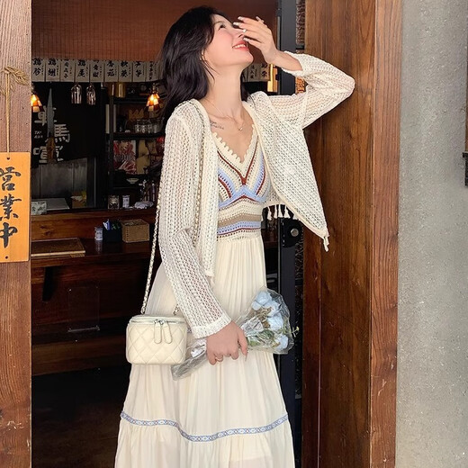 花语志连衣裙夏季2025新款套装女两件套裙子白色吊带裙新中式长裙度假风 针织拼接连衣裙+开衫【两件套】 均码 【建议80-130斤】