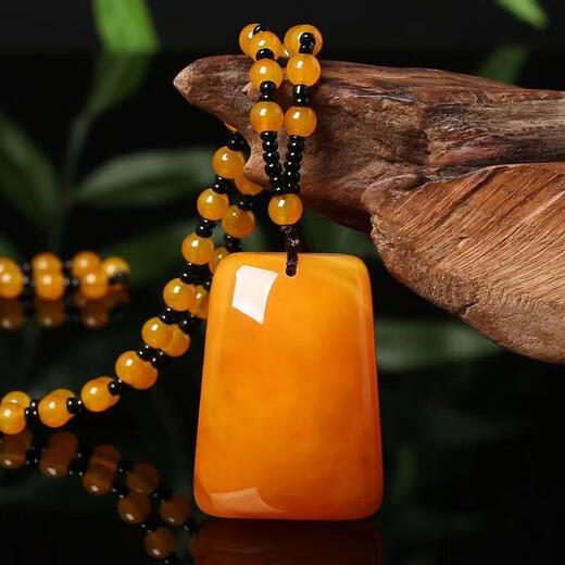 Fat Donglai purchased the same beeswax pendant for women, old water drop Ping An Wu Shi brand amber carved necklace pendant, folk retro/treasure gourd (old honey model)