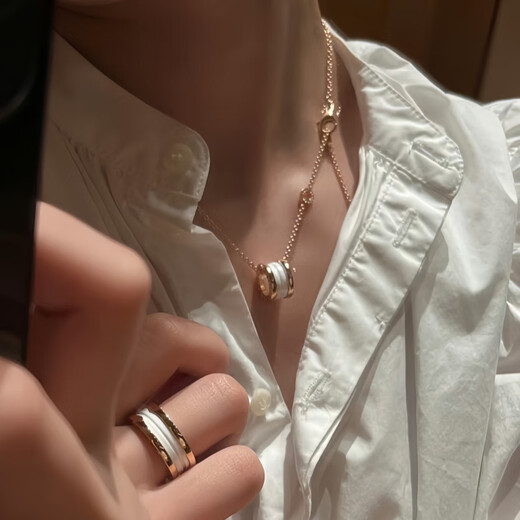 Oein18k rose gold spring necklace women's 24 new counter same style au750 small waist black and white ceramic jewelry pendant large spring necklace no diamond rose gold