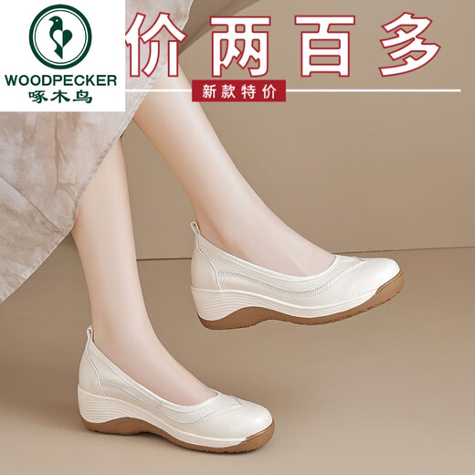 啄木鸟鞋真皮软底休闲单鞋女2025春秋新款厚底妈妈鞋浅口坡跟鞋夏天透气 米白色 35