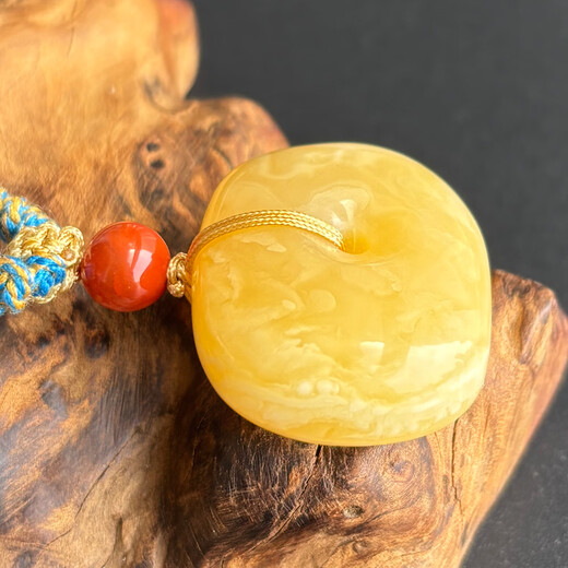 Yuzhi 1 item 1 certificate 1 shot natural raw mineral beeswax Russian material hidden buckle safety buckle pendant for men and women with certificate 5.83 grams G918 orphan, about 28*23*13 mm