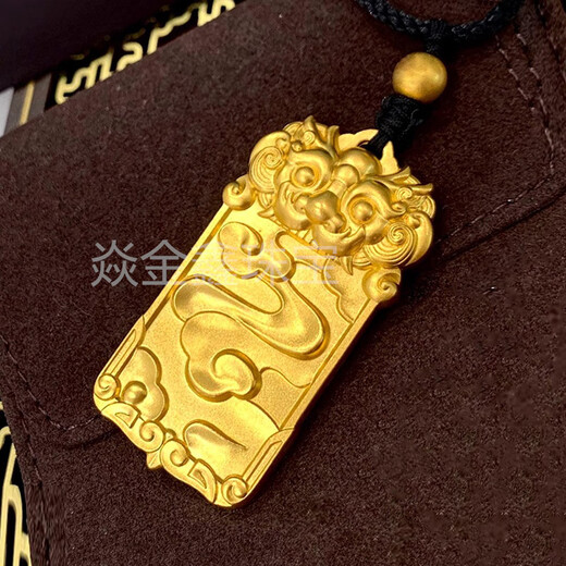Yanjinxin gold unicorn pendant 999 pure gold packaged with full silver Xiangyun Wushi brand gold packaged silver solid pendant given to dad on his birthday. The total weight of the unicorn pendant is about 40 grams, and it is filled with 1.5 grams of gold.