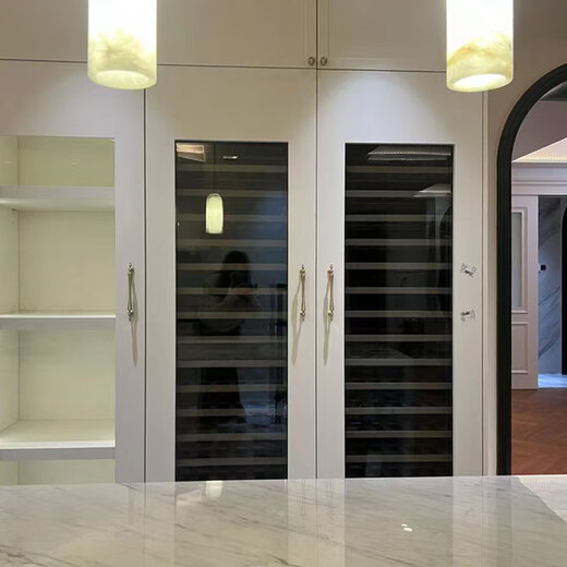 DBERLAN Embraco variable frequency air-cooled embedded red wine cabinet constant temperature wine cabinet cigar cabinet tea beverage cabinet can be externally hung on the kitchen cabinet door panel for seamless installation at home. Frequency conversion can be externally hung door + bumper door wine cabinet ice bar combination 230 bottles