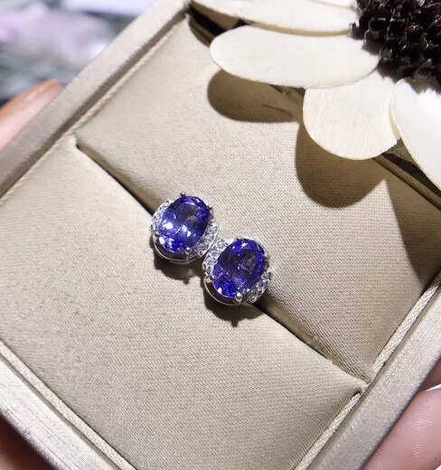 Hunter S925 silver inlaid natural tanzanite earrings with main stone 5*7mm fashionable and personalized small fresh female model super beautiful XHF