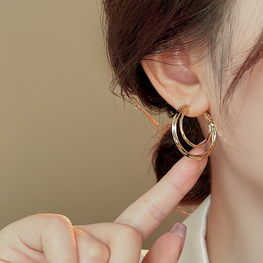Zhenqian golden multi-layered hoop earrings for women 2025 new popular niche luxury earrings large earrings stunning golden multi-layered hoops
