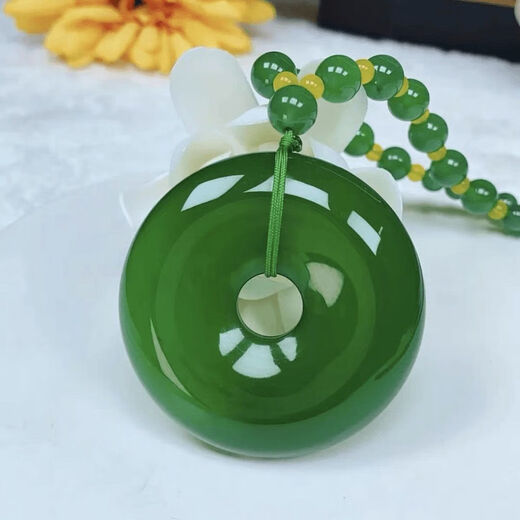 Fashionable and simple emerald green safety buckle pendant imperial green necklace long green safety buckle full bead set chain