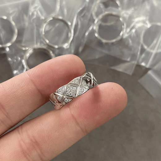 PENINSULA BEAR small fragrant rhombus ring 5 grams wide version AU750 18k gold 20 points diamond stacked cococruch 20 points with diamonds diamond color FG clarity VS No. 13 rice gold