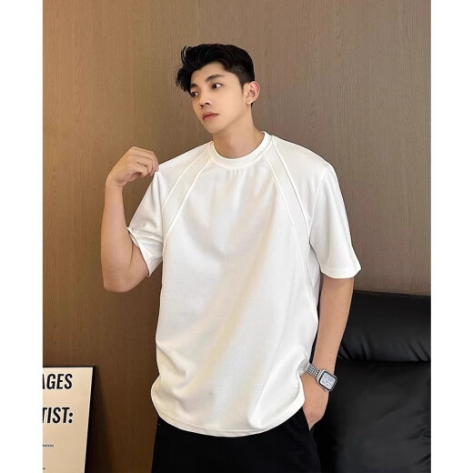 Camiseta de manga corta de hombro recto Digada para un diseño de recortes y empalme de verano para hombres.